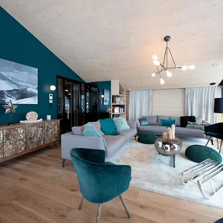 Chalet New Modern With Skis On *
